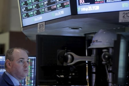 　４月１５日、米企業決算シーズンが本格化するなか、Ｓ＆Ｐ総合５００種株価指数は過去最高値に迫っているが、株価押し上げ要因のひとつである自社株買いに陰りがみえつつある。写真はニューヨーク証券取引所で３月撮影（２０１５年　ロイター/Brendan McDermid）