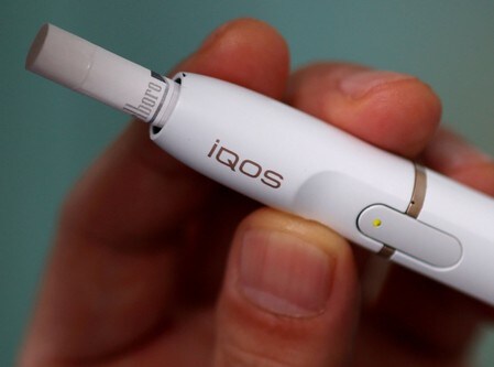 　１月２２日、米フィリップ・モリス・インターナショナルが開発した加熱式たばこ「ｉＱＯＳ（アイコス）」は従来の紙巻たばこに比べ、人体に有害もしくは有害の恐れがある物質の含有量が少ない。米食品医薬品局（ＦＤＡ）が暫定的な臨床試験報告を公表。都内で２０１７年５月撮影（２０１８年　ロイター/Issei Kato）