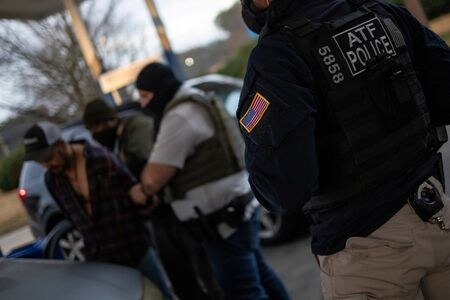 トランプ米大統領が１月の就任から１カ月で３万７６６０人の不法移民を強制送還したことが、米国土安全保障省のデータから分かった。アトランタ近郊で５日撮影（２０２５年　ロイター/Carlos Barria）