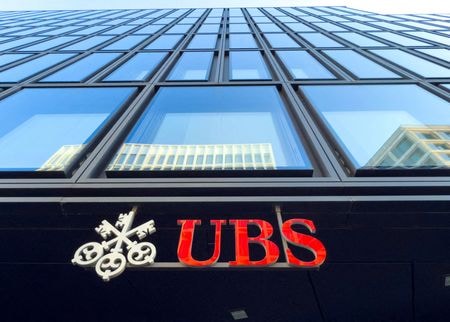 　２月１８日、ＵＢＳは、米ハイテク企業による今年の投資適格級債券発行規模見通しを３０００億ドルから３６００億ドルに引き上げた。写真は同社のロゴ。スイスのチューリッヒで２０２５年５月撮影（２０２６年　ロイター/Denis Balibouse）