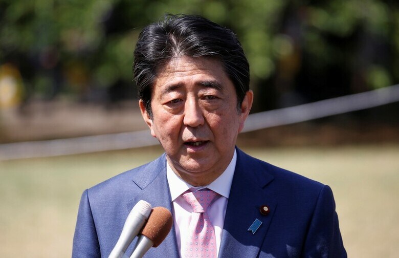 ４月２６日、衆院予算委員会は、麻生太郎財務相の辞任などを要求して国会審議に応じていない立憲民主党など野党６党が欠席するなか、集中審議を開催した。安倍晋三首相は加計学園をめぐる問題について「私の認識が十分でなかった」とし、結果的に国会審議の停滞を招いた点を陳謝した。写真は２１日、新宿御苑で「桜を見る会」を開催した後、記者の質問に答える首相（２０１８年　ロイター／Toru Hanai）