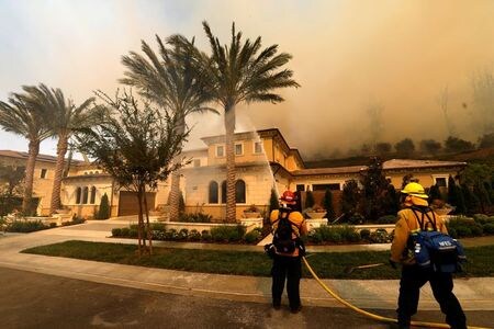 米カリフォルニア州ロサンゼルス近郊のオレンジ郡消防当局は、２６日に発生した山火事を受けて住民数万人に対し避難命令を出した。同郡アーバインで撮影（２０２０年　ロイター/MIKE BLAKE）