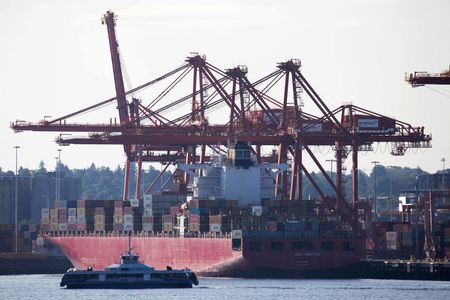 　１２月５日、カナダ統計局が発表した１０月の貿易収支は９億２４００万カナダドル（約６億５７６０万米ドル）の赤字だった。写真はカナダのバンクーバーにある港で昨年７月撮影（２０２４　ロイター／Chris Helgren）