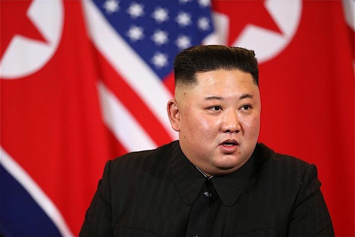 米朝首脳会談のためベトナムを訪れている金正恩朝鮮労働党委員長の随行団は、ハノイを出発し、工業都市ハイフォンにある工場や世界遺産の観光地、ハロン湾を視察した。写真は米朝首脳会談時の同委員長。ハノイで撮影（２０１９年　ロイター／Leah Millis）