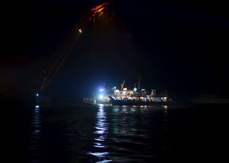 　６月４日、中国湖北省の長江（揚子江）で起きた旅客船転覆事故で、国営中央テレビは死者が計６５人になったと報じた。写真は捜索活動を行う救助隊（２０１５年　ロイター）