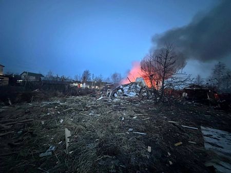 ３月１１日、ウクライナは未明にロシアの首都モスクワに対し過去最大規模のドローン（無人機）攻撃を実施した。写真は攻撃を受けたとされるモスクワの民家。モスクワ州知事のテレグラム投稿より（２０２５年　ロイター）