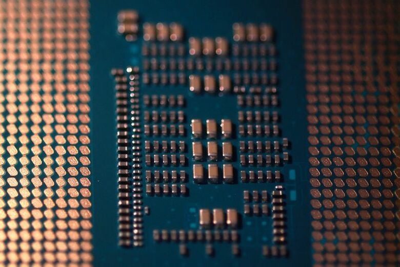 写真はコンピューターのマザーボードとチップ。2025年8月に撮影。REUTERS/Dado Ruvic