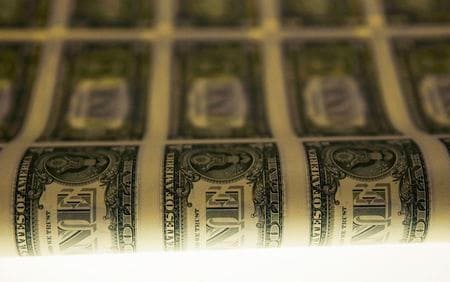 終盤のニューヨーク外為市場では、ドルが上昇し２０年ぶりの高値付近を維持した。 米連邦準備理事会（ＦＲＢ）がインフレ抑止に向けどれだけ積極的に行動するかを巡り、新たな手がかりを求めて２６日に行われるパウエルＦＲＢ議長の講演待ちとなっている。（２０２２年　ロイター／Gary Cameron）