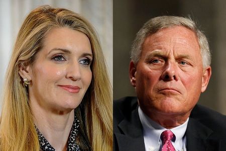 新型コロナウイルスの流行について非公開の説明を受けた共和党の上院議員２人が、株式市場が急落する前に保有株を大量に売却していたことが判明し、インサイダー取引だと批判を受けている。写真左がケリー・ロフラー議員、右が上院情報特別委員会委員長のリチャード・バー議員（２０２０年　ロイター/Mary F. Calvert/Joshua Roberts）