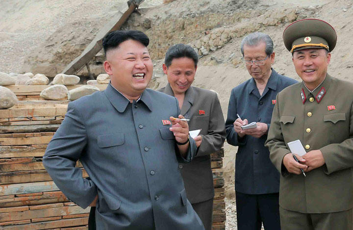 金正恩は超がつく愛煙家として国民に知られている　KCNA-REUTERS