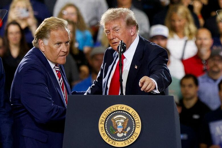 トランプ米大統領と共和党のマイク・ロジャーズ氏。7月に米ミシガン州ミルフォードにあるゼネラル・モーターズ（GM）の試験場で撮影。REUTERS/Carlos Osorio