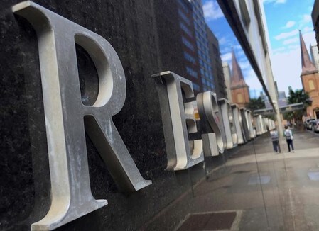 　６月１９日、オーストラリア準備銀行（ＲＢＡ、中央銀行）のロウ総裁は国内経済成長率について、年初のさえない状況から伸びが加速するとの見通しを示した。一方で経済の逆風にも言及した。写真はシドニーにあるＲＢＡ本部。２０１６年１０月撮影（２０１７年　ロイター/David Gray/File Photo）