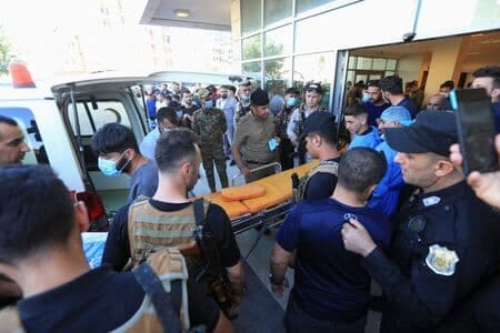イラク北部のクルド人自治区ドホーク州で、トルコ軍による攻撃があり、観光客８人が死亡、２３人が負傷した。写真はイラクのザーホーにある病院前に集まる治安部隊（２０２２年　ロイター/Ari Jalal）