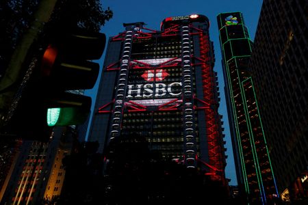 ２月１９日、英金融大手ＨＳＢＣが発表した２０２４年通期決算は税引き前利益が３２３億ドルで、前期の３０３億ドルから増加した。同行が集計した予想の平均３１７億ドルも上回った。ウェルス事業などが好調だった。写真は香港にある本社。２０１７年６月撮影（２０２５年　ロイター/Bobby Yip）