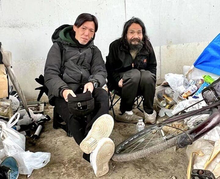 宇海くん（左、仮名）が「師匠」と称する征一郎さん（右、仮名）との記念写真