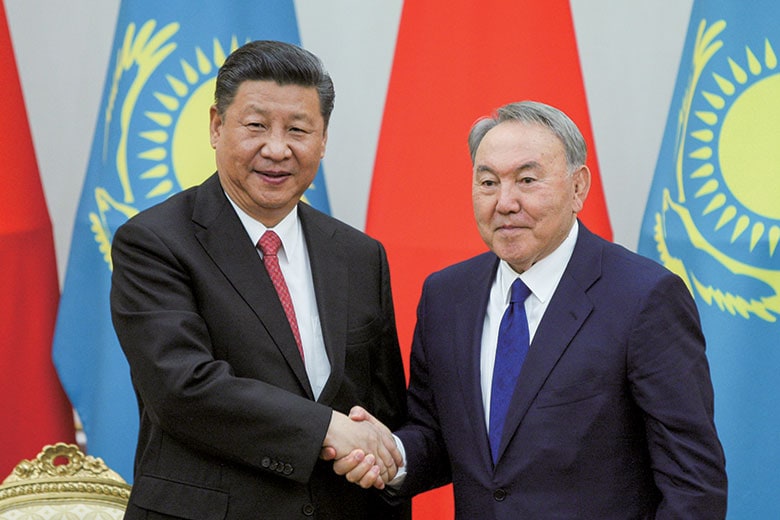 中国の習近平国家主席とカザフスタンのナザルバエフ大統領　MUKHTAR KHOLDORBEKOV-REUTERS