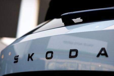 　３月１４日、ドイツ自動車大手フォルクスワーゲン（ＶＷ）傘下のチェコの自動車メーカー、シュコダ・オートのクラウス・ツェルマー最高経営責任者（ＣＥＯ）は、インドで電気自動車（ＥＶ）の生産を計画しており、現地提携先が見つからない場合でも、単独で同国への投資を行う方針を示した。写真はシュコダのロゴ。２月、オランダ・ネイメーヘンで撮影（２０２５年　ロイター/Piroschka van de Wouw）