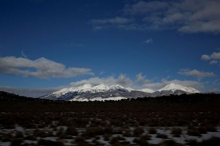 サバイバルキャンプから眺める山。９日撮影（２０１９年　ロイター/Adria Malcolm）