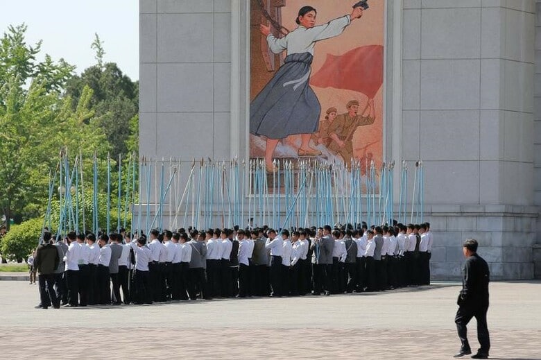 　３月２日、米国で１日に発表された新たな報告書によると、北朝鮮で市民の間でモバイル機器の使用が拡大する中、当局は市民の生活を監視するため高度なツールを開発している。労働党大会のパレードの練習をする生徒ら、平壌で昨年５月撮影（２０１７年　ロイター／Damir Sagolj）