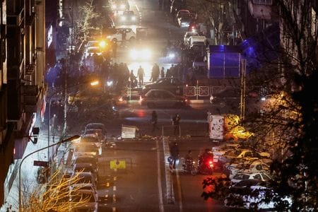 イラン・テヘランの路上に集まる反政府抗議デモ隊。８日撮影の提供写真。Stringer/WANA (West Asia News Agency) via REUTERS