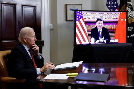米国家安全保障会議（ＮＳＣ）のカービー戦略広報調整官は１日、今月インドネシア・バリ島で開催されるＧ２０首脳会議での米中首脳会談の設定に向け調整が行われていると明らかにした。写真は昨年１１月バーチャル首脳会談に臨むバイデン大統領（左）と中国の習近平国家主席（右）。ワシントンで撮影（２０２２年　ロイター/Jonathan Ernst）