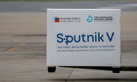 　３月１５日、欧州連合（ＥＵ）はロシアが自国産の新型コロナウイルスワクチン「スプートニクＶ」を世界に供給する「キャンペーン」について、表向きには取り合っていない。しかし、域内での接種計画が難航する中、水面下で確保に動き始めている。写真はアルゼンチンの空港に到着したスプートニクＶ、1月撮影（２０２１年　ロイター/Agustin Marcarian）