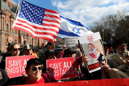 トランプ米大統領は２月２８日、大学での親パレスチナ抗議活動への参加者を含め、反ユダヤ主義的な行動をした留学生を強制送還することを可能にする大統領令に署名した。写真は２月４日、ホワイトハウス前での抗議活動の様子（２０２５年　ロイター/Kevin Lamarque）