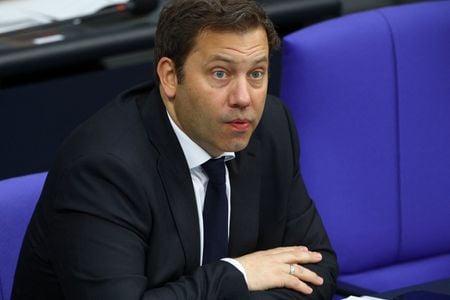 　５月２７日、ドイツのクリングバイル副首相兼財務相(写真)は、経済構造を刷新し成長軌道に回帰するため２０２５年の公共投資を１１００億ユーロ（１２５０億ドル）に増額する方針を表明した。５月１５日、ベルリンで撮影（２０２５年　ロイター/Lisi Niesner）