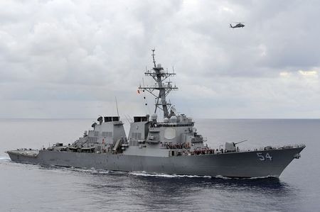 米ミサイル駆逐艦が２２日、台湾海峡を再び通過した。１週間前の１５日には、台湾国防部（国防省）が中国の戦闘機など２８機による台湾防空識別圏侵入を発表していた。写真は、フィリピン海をパトロールする米海軍のミサイル駆逐艦。２０１３年８月１５日に撮影。（２０２１年　ロイター／U.S. Navy/Mass Communication Specialist 3rd Class Declan Barnes/Handout via Reuters）