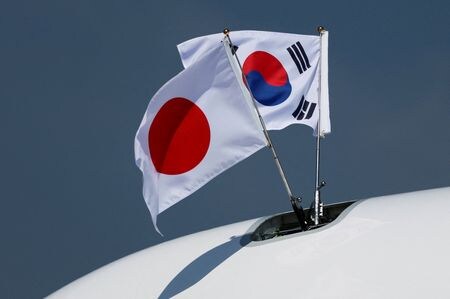 　７月２９日、 韓国外務省は趙顕外相が２９日に日本を訪問し、岩屋毅外相と会談すると発表した。写真は両国の旗。羽田空港で２０２３年３月撮影（２０２５年　ロイター/Issei Kato）
