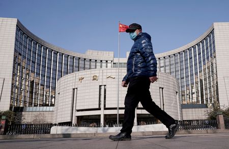 ８月１７日、中国人民銀行（中央銀行）は、国内の商業銀行は実体経済を支える持続可能性を確保するため、利益と金利マージンを適切な水準に維持する必要があると指摘した。北京の同銀前で２０２０年２月撮影（２０２３年　ロイター/Jason Lee）
