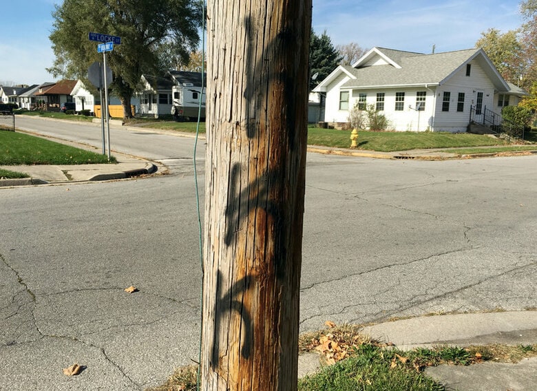 「KKK」の文字がスプレーで落書きされた電柱。インディアナ州で11月１日。　 REUTERS/Peter Eisler