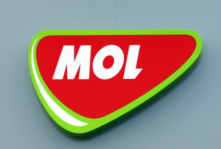 　１２月２１日、スロバキアのヒルマン経済相は、ロシアの石油製品に対する欧州連合（ＥＵ）の禁輸措置適用を免除されたと明らかにした。写真はＭＯＬのロゴ。ハンガリーのサースロンバッタで２０１６年３月撮影（２０２２年　ロイター／Laszlo Balogh）
