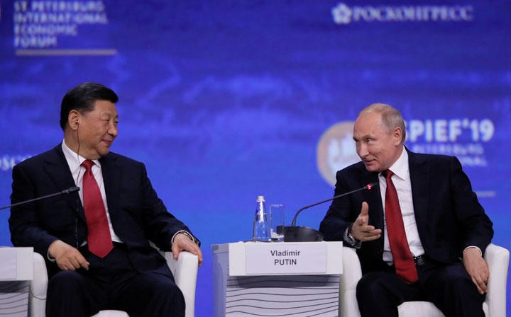 パイプライン開通の日にも、プーチンと習近平は親密なところを見せた（写真は6月の首脳会談）　Maxim Shemetov-REUTERS