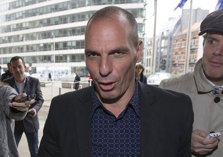 　５月７日、ギリシャのバルファキス財務相は、ユーロ圏を離脱する可能性について語ることは、ユーロ圏全体を揺るがす事態となる恐れがあると警告した。写真はブリュッセルで５日撮影（２０１５年　ロイター／Yves Herman）