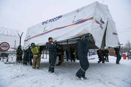 １１月２５日、ロシア・シベリアの炭鉱で発生したガス漏れ事故による死者は、少なくとも５２人に達した。現地メディアが報じた。うち６人は地下に取り残された人の救出作業に当たったレスキュー隊員だという。写真は同日、救出活動が続けられるケメロボ州の現場（２０２１年　ロイター／Alexander Patrin）
