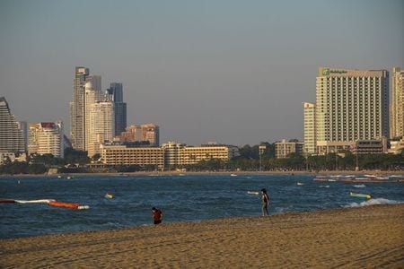 　３月８日、タイのアヌティン保健相は、新型コロナウイルスワクチンを接種した外国人を対象に、入国時の隔離期間を１４日間から７日間に短縮すると発表した。４月から実施する。写真は１月、パタヤで撮影（２０２１年　ロイター／Athit Perawongmetha）