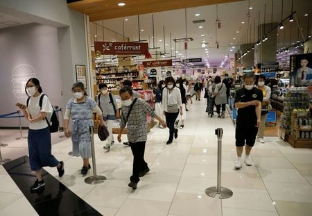 　日本ショッピングセンター（ＳＣ）協会が２４日発表した１０月のＳＣ既存店売上高は前年同月比２．４％減となった。資料写真、千葉で５月撮影（２０２０年　ロイター／Kim Kyung-Hoon）