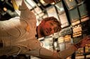 グレースは乗組員の任務を断固拒否するも、無理やり宇宙に飛ばされる　©2026 AMAZON CONTENT SERVICES LLC. ALL RIGHTS RESERVED.