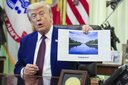 リンカーン記念館のリフレクティングプール（反射池）の改修完了を発表するトランプ（6月3日、ホワイトハウス）Sipa USA via Reuters Connect
