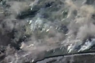 【動画】集合したロシア部隊の頭上に降り注ぐ「クラスター弾」の強烈な爆撃...ATACMSの直撃を受けた瞬間映像を公開
