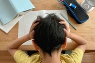 日本の公的教育支出は、GDP比で見ても子ども1人あたりで見ても他の先進国より低い