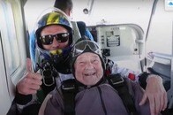 103歳の女性、スカイダイビングで世界最高齢記録を樹立