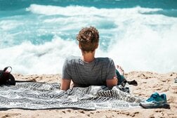 夜型の人は要注意？ 日中の光を浴びると認知症リスクが下がる