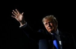 トランプ氏支持率、過去最低から小幅回復　議会選は民主支持優勢＝調査