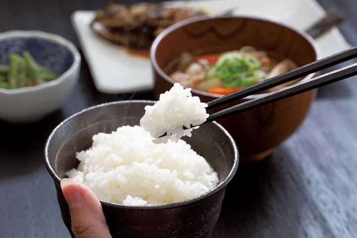 食卓にならぶ食事と白米