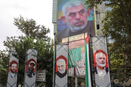 イランの高官３人は１３日、イランの対イスラエル報復攻撃を阻止できるものは、今週予定されるガザ停戦協議での合意のみだと述べた。提供写真。イランの首都テヘランで１２日撮影（２０２４年　ロイター/Majid Asgaripour/WANA (West Asia News Agency) via REUTERS）