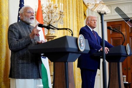 ７月２日、 米国とインドの貿易交渉担当者は来週９日の期限前の関税引き下げ合意を目指して協議を続けているが、米国の酪農・農産物を巡る意見の相違はまだ解決されていない。写真は２月、ホワイトハウスで記者会見するモディ印首相とトランプ米大統領（２０２５年　ロイター/Nathan Howard）
