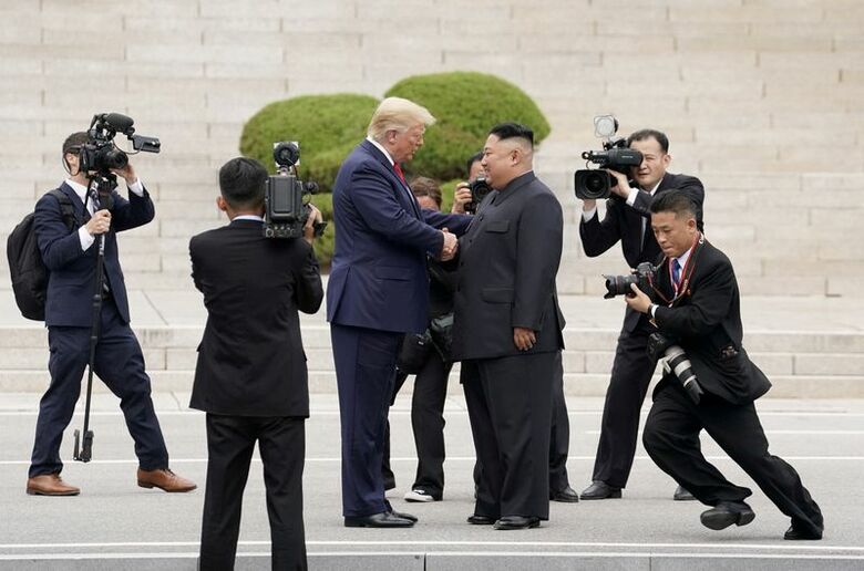トランプ米大統領と北朝鮮の金正恩朝鮮労働党総書記。2019年6月、韓国・板門店で撮影。REUTERS/Kevin Lamarque