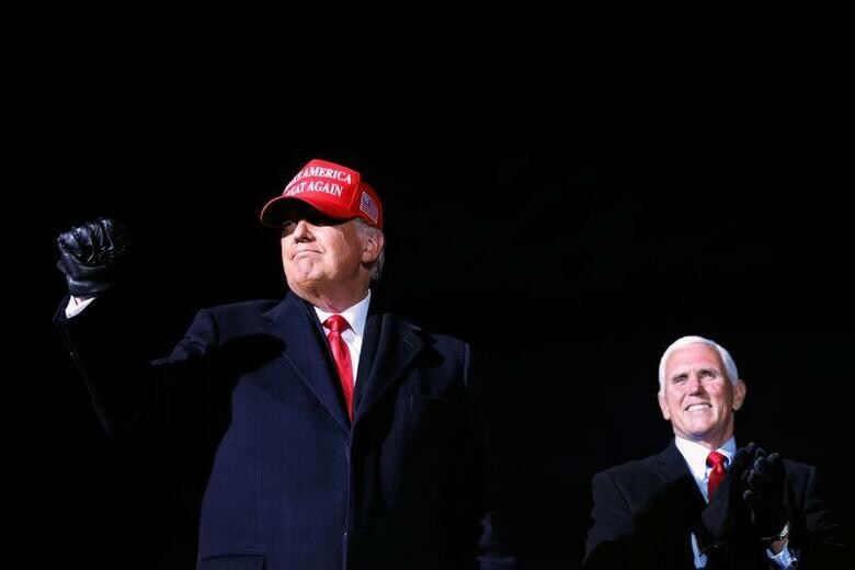 トランプ米大統領（左）とペンス副大統領（右）は1月11日夜、ホワイトハウスで会談した。政権高官が明らかにした。高官によると、正副大統領は任期満了まで国家のために職務を遂行すると約束したという。ミシガン州で2020年11月撮影（2021年　ロイター/Carlos Barria）
